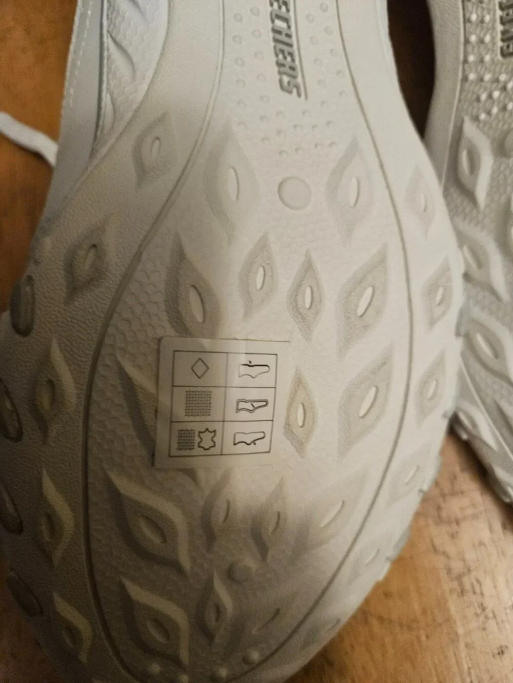 Skechers Relaxed Fit Leather Memory Foam Walking Shoes Womens Size 9 White Gray
